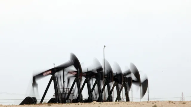 Oil: Strait of Hormuz crisis continues, prices hold two-day gains