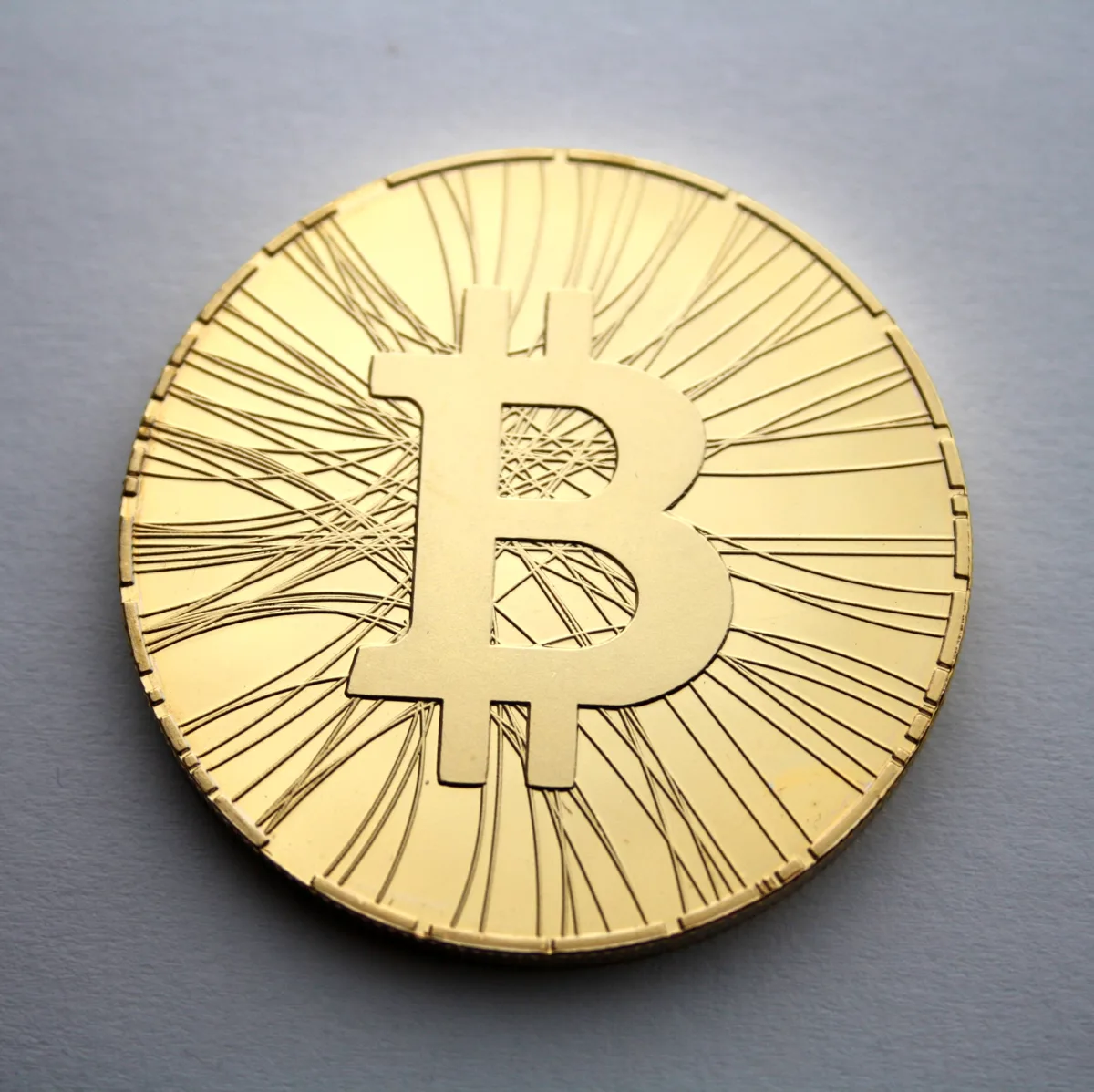 Bitcoin 77.000 dolara yükseldi, Fed kararı öncesi petrol $111'i aştı