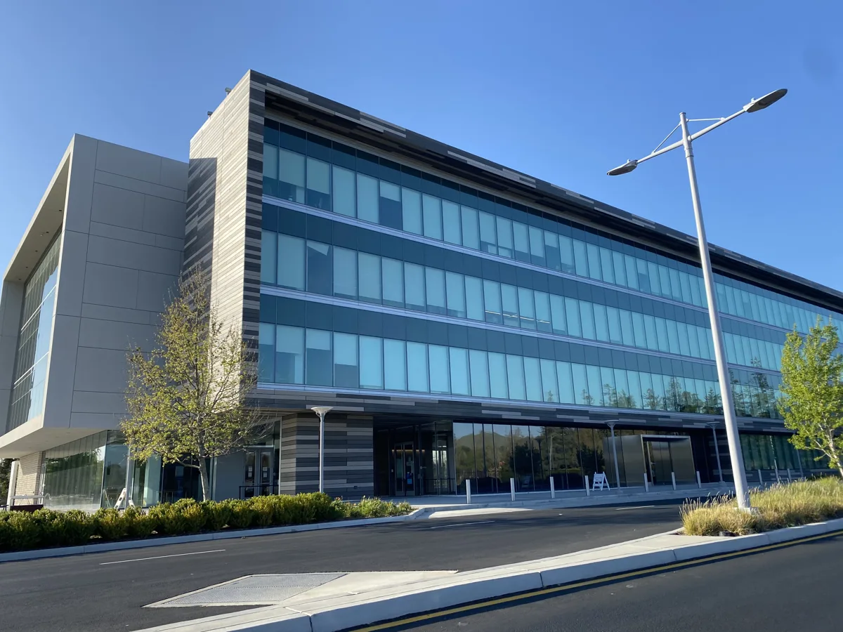 Western Digital kazanç sürprizine rağmen geriliyor; hafıza rallisi