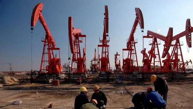 Petrol yüksek seyrini koruyor: Hürmüz krizi derinleşiyor, arz endişesi