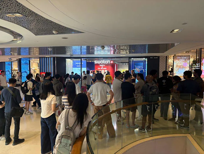 Swatch mağazalarını kapattı: 'Royal Pop' kuyruğu güvenlik riski