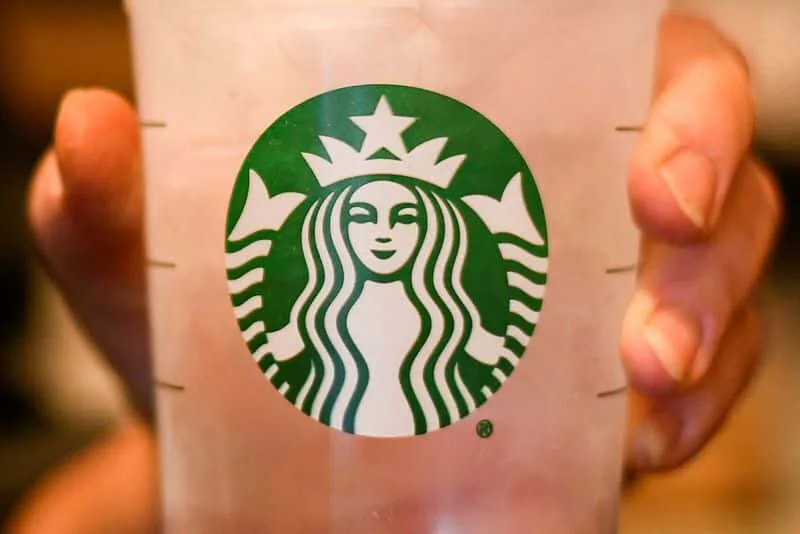 Starbucks'ın 'yaygın geri dönüştürülebilir' plastik bardak iddiası sorgulanıyor