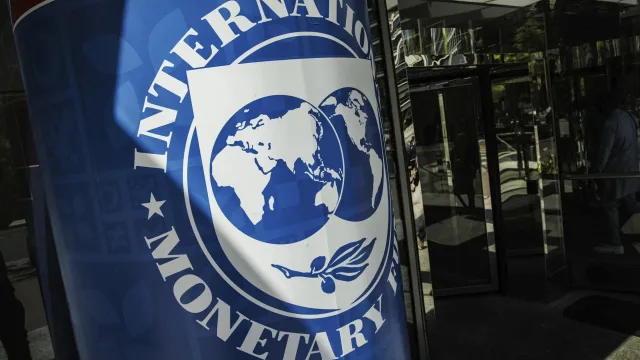 IMF cuts France 2026 growth forecast to 0.7% amid fiscal risks