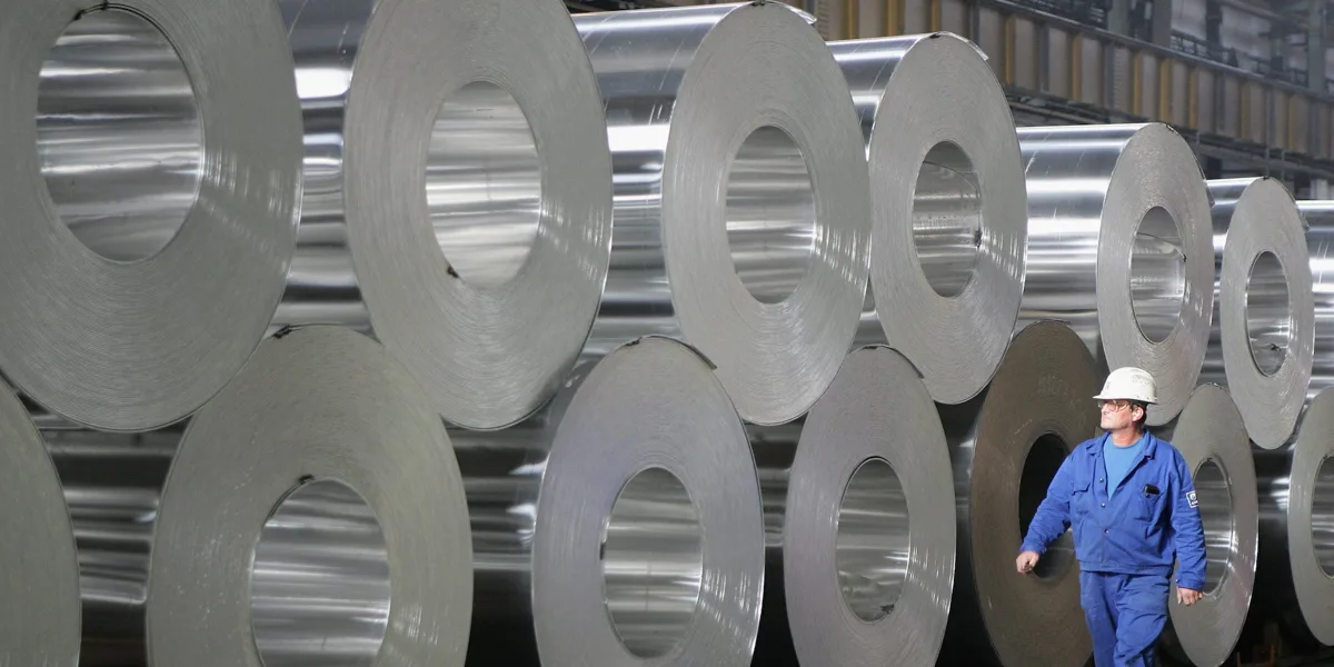 Alcoa benefits as Middle East cuts extend aluminium rally further