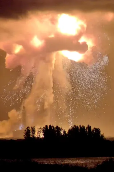 Blue Origin New Glenn explodes into huge fireball at Florida pad