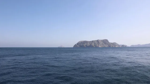 Strait of Hormuz: IRGC says 25 ships passed in 24 hours under escort