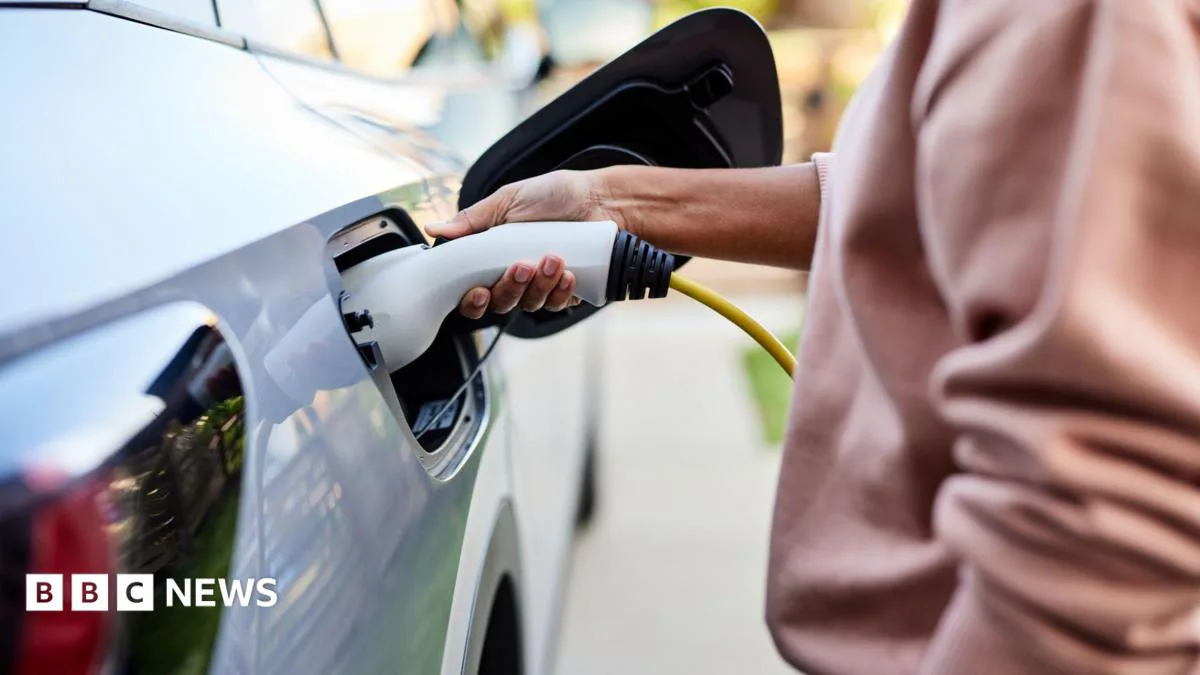 Birleşik Krallık Elektrikli Araç Hedeflerini Gözden Geçiriyor: 2030 Satış Oranı Düşürülebilir