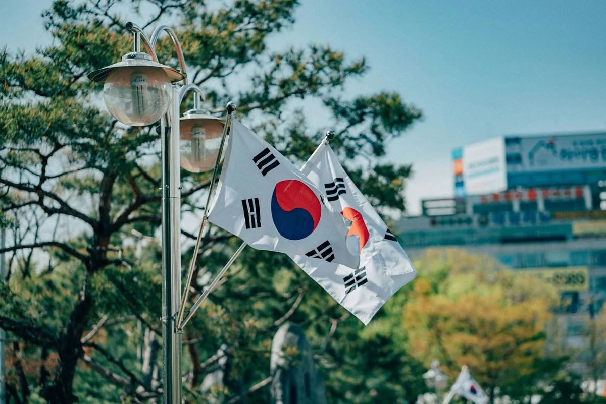 XRP Sinks Below $1 for First Time Since November 2024 Despite Korean Bank Adoption